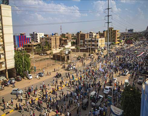 الشرطة السودانية تنفي استخدام الرصاص الحي تجاه المتظاهرين وتعلن اصابة أحد أفرادها