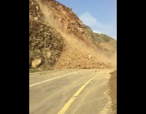 بالفيديو : لحظة انهيار صخري كبير في طريق جبل صماد بالسعودية بالفيديو : لحظة انهيار صخري كبير في طريق جبل صماد بالسعودية