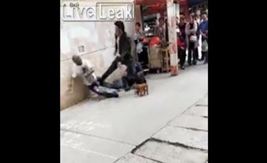 شاهد.. ماذا حدث لرجل اعتدى على مشرد بالشارع شاهد.. ماذا حدث لرجل اعتدى على مشرد بالشارع