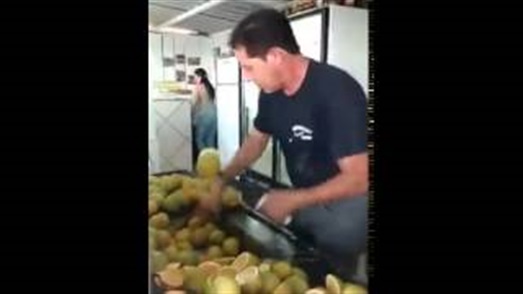 بالفيديو.. أسرع طريقة لتقطيع البرتقال في العالم