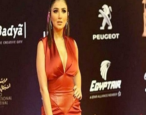 فيديو| بفستان مكشوف.. مي عمر في إطلالة جريئة بمهرجان القاهرة السينمائي