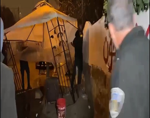 شاهد : إزالة خيمة الاعتصام من أمام منزل عائلة الكرد في حي الشيخ جراح شاهد : إزالة خيمة الاعتصام من أمام منزل عائلة الكرد في حي الشيخ جراح