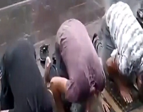 شاهد : اتراك يصلون تحت المطر شاهد : اتراك يصلون تحت المطر