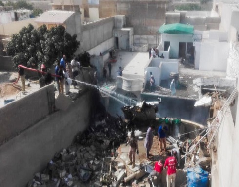 تحطم طائرة بباكستان على متنها 107 ركاب.. لا أنباء عن ناجين .. بالفيديو تحطم طائرة بباكستان على متنها 107 ركاب.. لا أنباء عن ناجين .. بالفيديو