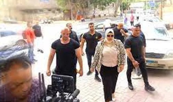معلمة مصرية تثير الجدل وهي تسير برفقة 20 حارس شخصي معلمة مصرية تثير الجدل وهي تسير برفقة 20 حارس شخصي