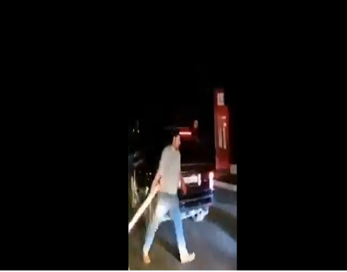 مواطنون يقطعون الطرقات في عدد من المناطق احتجاجا على قرار مصرف لبنان .. بالفيديو مواطنون يقطعون الطرقات في عدد من المناطق احتجاجا على قرار مصرف لبنان .. بالفيديو