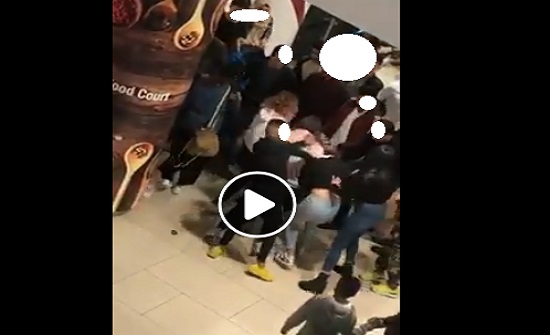 صور : تضارب وشد شعر في مشاجرة خلال عروض الجمعة البيضاء في عمان صور : تضارب وشد شعر في مشاجرة خلال عروض الجمعة البيضاء في عمان