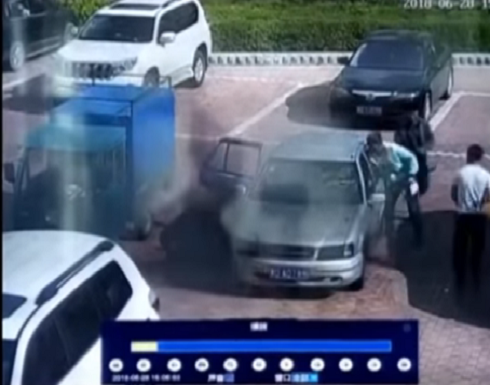 بالفيديو: صيني "يطفئ" سيارة مشتعلة بالنفخ عليها! بالفيديو: صيني "يطفئ" سيارة مشتعلة بالنفخ عليها!