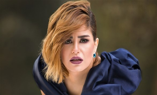 شاهد : منة فضالى تتألق بملابس كاجوال فى الكويت شاهد : منة فضالى تتألق بملابس كاجوال فى الكويت