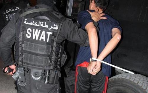أربعيني بحقه " 90 طلبا " بقبضة الامن أربعيني بحقه " 90 طلبا " بقبضة الامن