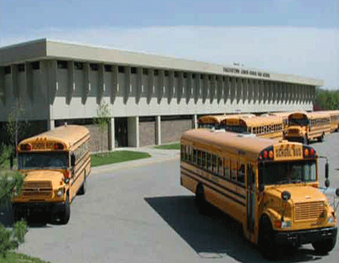 يمني يربط ابنه بالسيارة و يسحبه على الطريق لتغيبه عن مدرسته !