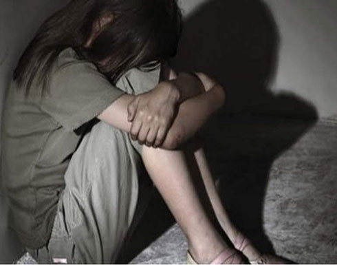 مصري يزوج طفلته مرتين عرفيًا وتنجب طفلًا وعمرها 13 عامًا مصري يزوج طفلته مرتين عرفيًا وتنجب طفلًا وعمرها 13 عامًا
