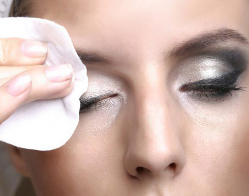 لماذا عليك إزالة مساحيق التجميل قبل النوم لماذا عليك إزالة مساحيق التجميل قبل النوم