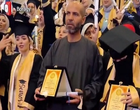 وسط بكاء الحضور.. مصر : والد طالبة حافظة للقرآن الكريم يتسلم درع تكريمها وسط بكاء الحضور.. مصر : والد طالبة حافظة للقرآن الكريم يتسلم درع تكريمها