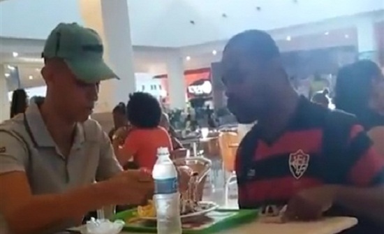 بالفيديو : عامل يطعم رجلا ذا إعاقة بالفيديو : عامل يطعم رجلا ذا إعاقة