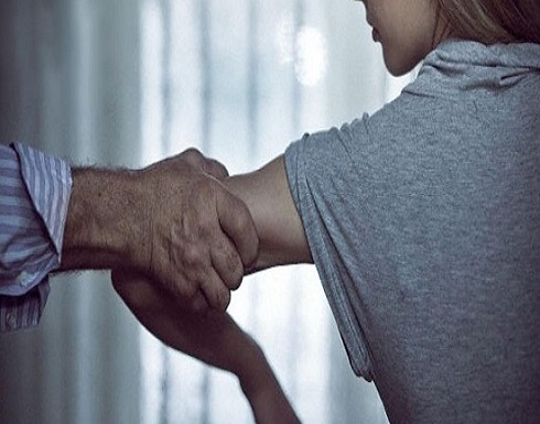 مسن اندونيسي يستغل فتاة جنسيا لمدة 15 عاما بـ”خدعة شيطانية” مسن اندونيسي يستغل فتاة جنسيا لمدة 15 عاما بـ”خدعة شيطانية”