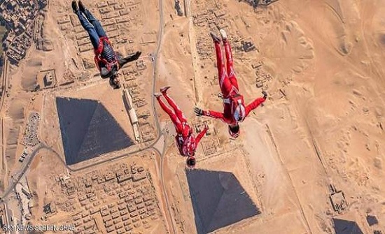 بالفيديو.. استعراض جريء لمغامر وزميلته فوق أهرامات مصر بالفيديو.. استعراض جريء لمغامر وزميلته فوق أهرامات مصر