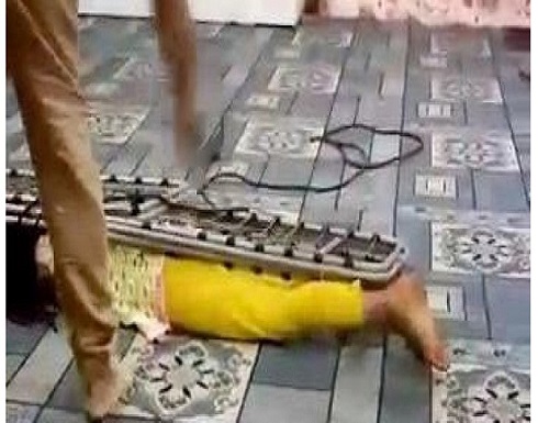 السعودية تلقى القبض على أب عذب طفلته ووثق فعلته بالفيديو السعودية تلقى القبض على أب عذب طفلته ووثق فعلته بالفيديو