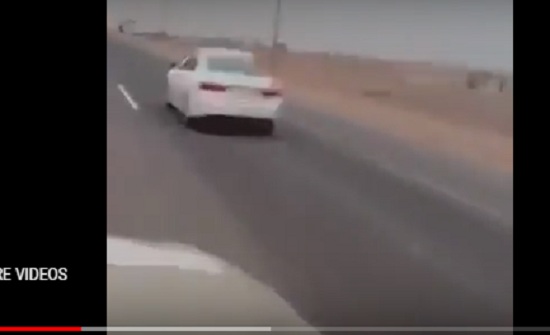 لحظة نجاة سائق متهور من حادث سير (فيديو) لحظة نجاة سائق متهور من حادث سير (فيديو)