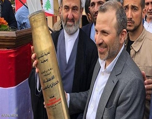وزير خارجية لبنان والقذيفة.. صورة أثارت غضبا واسعا وزير خارجية لبنان والقذيفة.. صورة أثارت غضبا واسعا