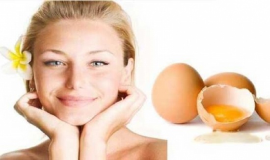 ضعي بياض البيض تحت عينيك.. نتائج جمالية وصحية مذهلة ضعي بياض البيض تحت عينيك.. نتائج جمالية وصحية مذهلة