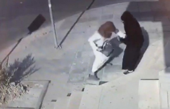 بالفيديو شاب يسرق حقيبة سعودية بالفيديو شاب يسرق حقيبة سعودية