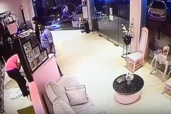 فيديو: سرقة سيارة تركها صاحبها في وضع التشغيل فيديو: سرقة سيارة تركها صاحبها في وضع التشغيل