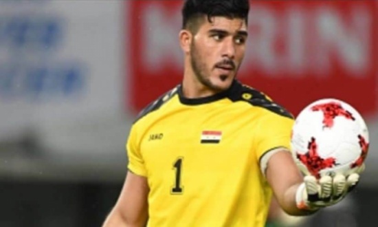 شاهد.. حارس مرمى المنتخب السوري وهو شبيح بجيش بشار ويحمل سلاح شاهد.. حارس مرمى المنتخب السوري وهو شبيح بجيش بشار ويحمل سلاح