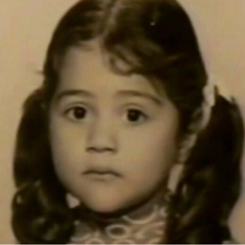 بالصورة - هذه الطفلة أصبحت فنانة عربية شهيرة... خمنوا من هي بالصورة - هذه الطفلة أصبحت فنانة عربية شهيرة... خمنوا من هي
