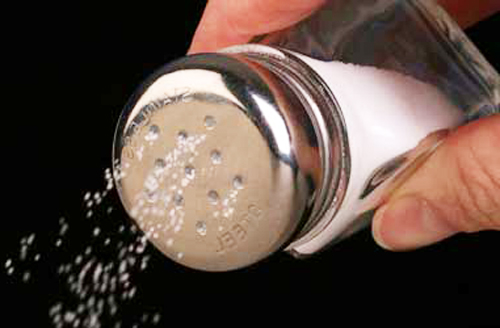 الملح يفيد في علاج: انتفاخات العينين وإزالة البقع الصعبة ولنعومة البشرة