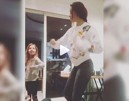 شاهد.. نادين نسيب نجيم ترقص مع ابنتها: “فرخ البط عوّام” شاهد.. نادين نسيب نجيم ترقص مع ابنتها: “فرخ البط عوّام”