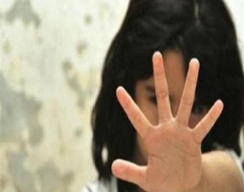 هندي يعتدي على طفلة ويفقع عينيها كي لا تتعرف علىه هندي يعتدي على طفلة ويفقع عينيها كي لا تتعرف علىه