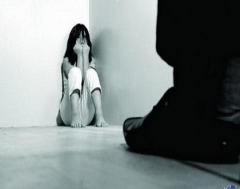 بعد محاولته التعدي عليها جسديا..مصري يعترف لصديقه بقتل طفلته منذ سبع سنوات بعد محاولته التعدي عليها جسديا..مصري يعترف لصديقه بقتل طفلته منذ سبع سنوات