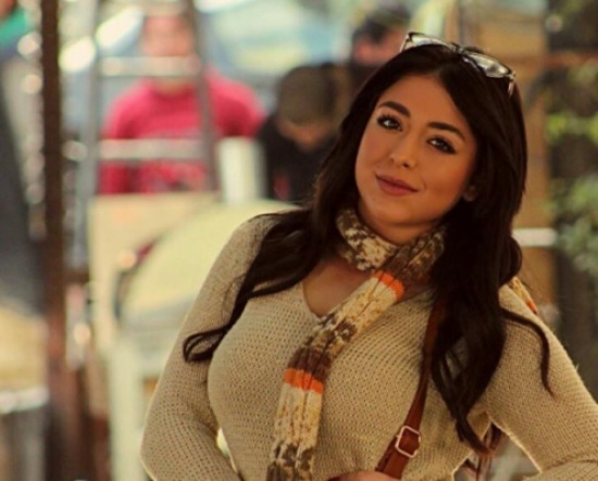 هيا مرعشلي برفقة شقيقتها وتُقبّلها ! – بالصورة