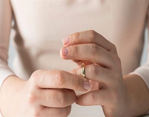 طلبت الطلاق لسوء أخلاقه فهددها بنشر صورها عارية! طلبت الطلاق لسوء أخلاقه فهددها بنشر صورها عارية!