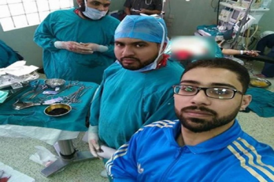 صور: سيلفي مصري يخدش الحياء.. طبيب يلتقط صورة بغرفة الولادة