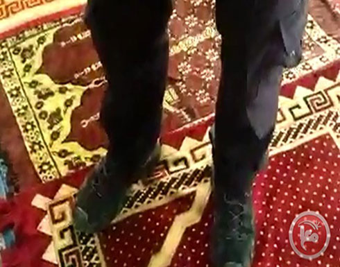بالفيديو :ضابط إسرائيلي يتجول في مصلى باب الرحمة بحذائه بالفيديو :ضابط إسرائيلي يتجول في مصلى باب الرحمة بحذائه