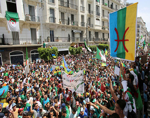 الجزائر.. السجن لمدة عام بحق متظاهرين رفعوا الراية الأمازيغية الجزائر.. السجن لمدة عام بحق متظاهرين رفعوا الراية الأمازيغية
