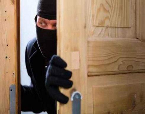 بعد إتمام السرقة.. لص امريكي يتصل بالشرطة ليتمكن من الهرب بعد إتمام السرقة.. لص امريكي يتصل بالشرطة ليتمكن من الهرب