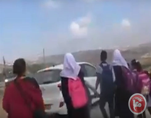 مستوطن يمنع طلبة فلسطينيين من الوصول لدوامهم في مدرسة بالخليل مستوطن يمنع طلبة فلسطينيين من الوصول لدوامهم في مدرسة بالخليل