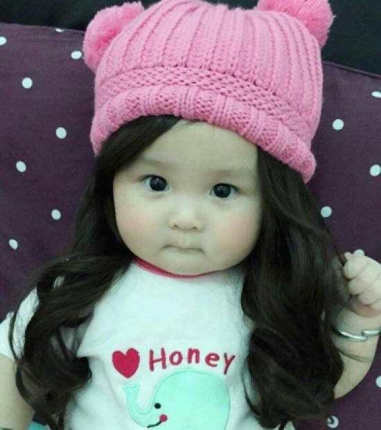بالصور.. طفلة رضيعة تشبه الدمية وشعرها مذهل تحقق شهرة واسعة