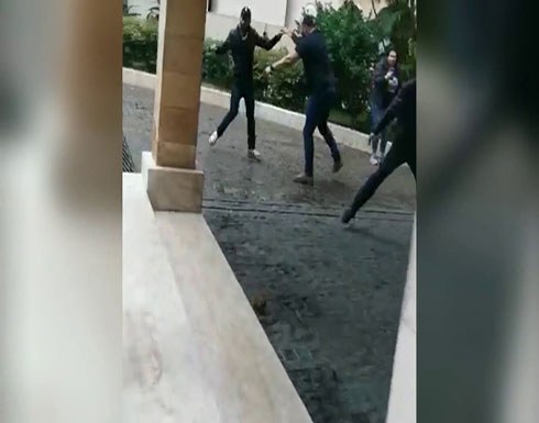 شاهد :عناصر أمن وزير الاتصالات في لبنان يعتدون على المحتجّين أمام منزله شاهد :عناصر أمن وزير الاتصالات في لبنان يعتدون على المحتجّين أمام منزله