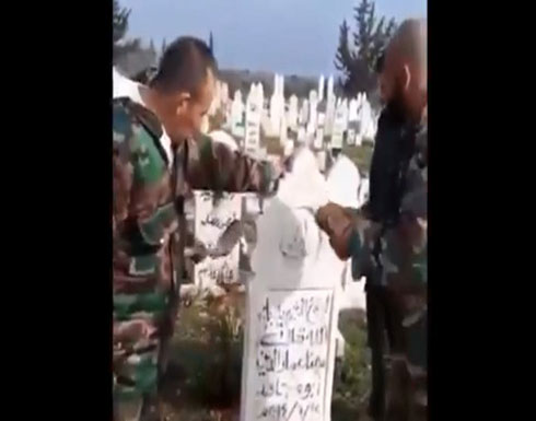 بالفيديو : قوات الأسد تنبش القبور في إدلب بالفيديو : قوات الأسد تنبش القبور في إدلب