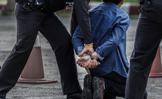 الشرطة الإيطالية تقبض على رجل ينتحل صفة عراف ويحتال على مسنين الشرطة الإيطالية تقبض على رجل ينتحل صفة عراف ويحتال على مسنين