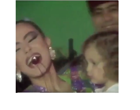هذه الطفلة التى تحملها شريهان كبرت وأصبحت ممثلة مشهورة.. خمنوا من هي؟فيديو هذه الطفلة التى تحملها شريهان كبرت وأصبحت ممثلة مشهورة.. خمنوا من هي؟فيديو