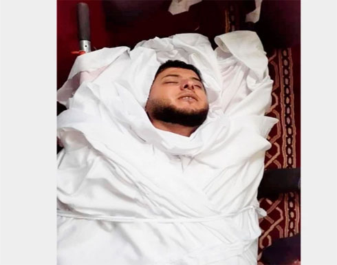 تفاعل واسع مع وفاة طبيب شاب ساجدا في غزة تفاعل واسع مع وفاة طبيب شاب ساجدا في غزة