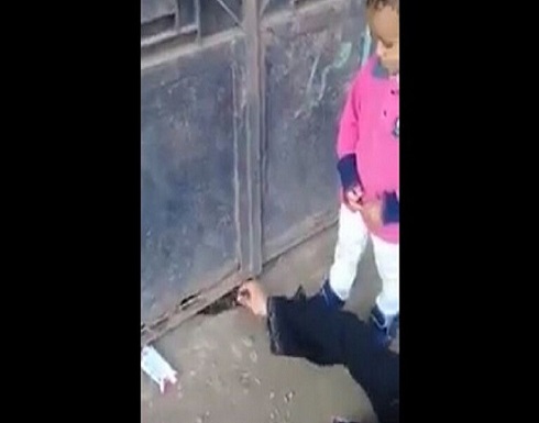 شاهد.. فيديو مثير للجدل في مصر لامرأة محبوسة في منزل مغلق بالسلاسل والأمن يتدخل شاهد.. فيديو مثير للجدل في مصر لامرأة محبوسة في منزل مغلق بالسلاسل والأمن يتدخل