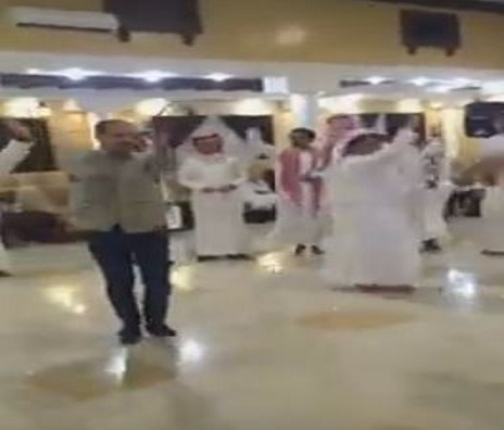 بالفيديو.. مصري يشعل حفل زفاف سعودي بـ«وصلة رقص» بالفيديو.. مصري يشعل حفل زفاف سعودي بـ«وصلة رقص»