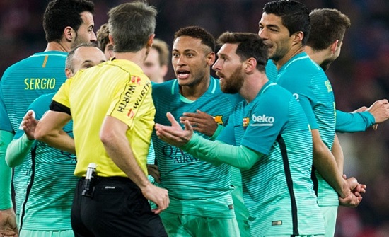 عقوبة جديدة للاعبين الذين يقتربون من الحكم في زمن كورونا عقوبة جديدة للاعبين الذين يقتربون من الحكم في زمن كورونا