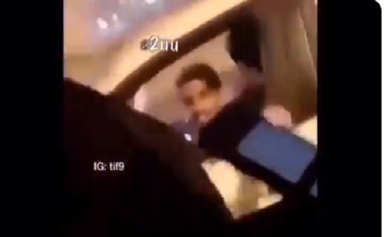 “شاهد” فتاة سعودية تتحرش بشاب في المدينة المنورة وتثير غضب الجمهور “شاهد” فتاة سعودية تتحرش بشاب في المدينة المنورة وتثير غضب الجمهور
